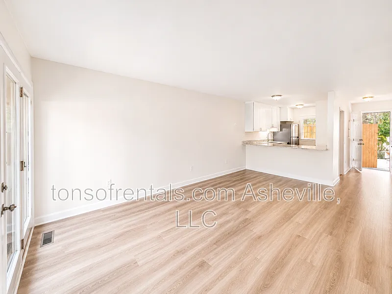 2 bed, 1.5 bath, 1100 sqft, $1,595 — Photo 3