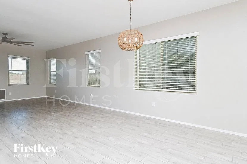 4 bed, 2.5 bath, 2384 sqft, $2,520 — Photo 4