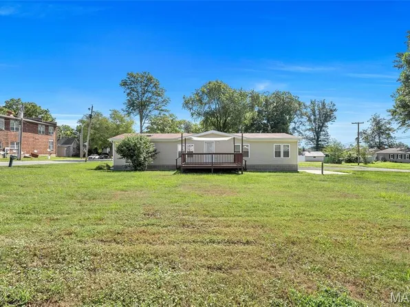 450 W Schuetz St, Lebanon, IL 62254