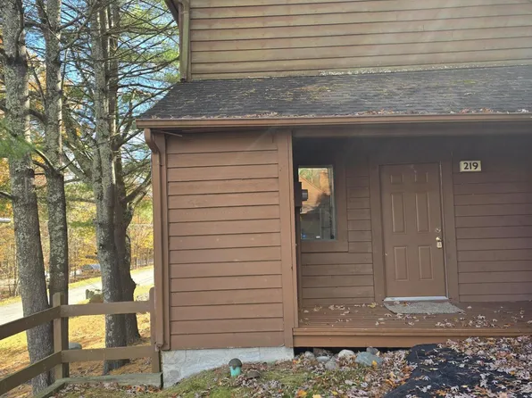 219 Sterling Ct, Bushkill, PA 18324