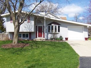 2512 Magnolia Ln, Lindenhurst, IL 60046