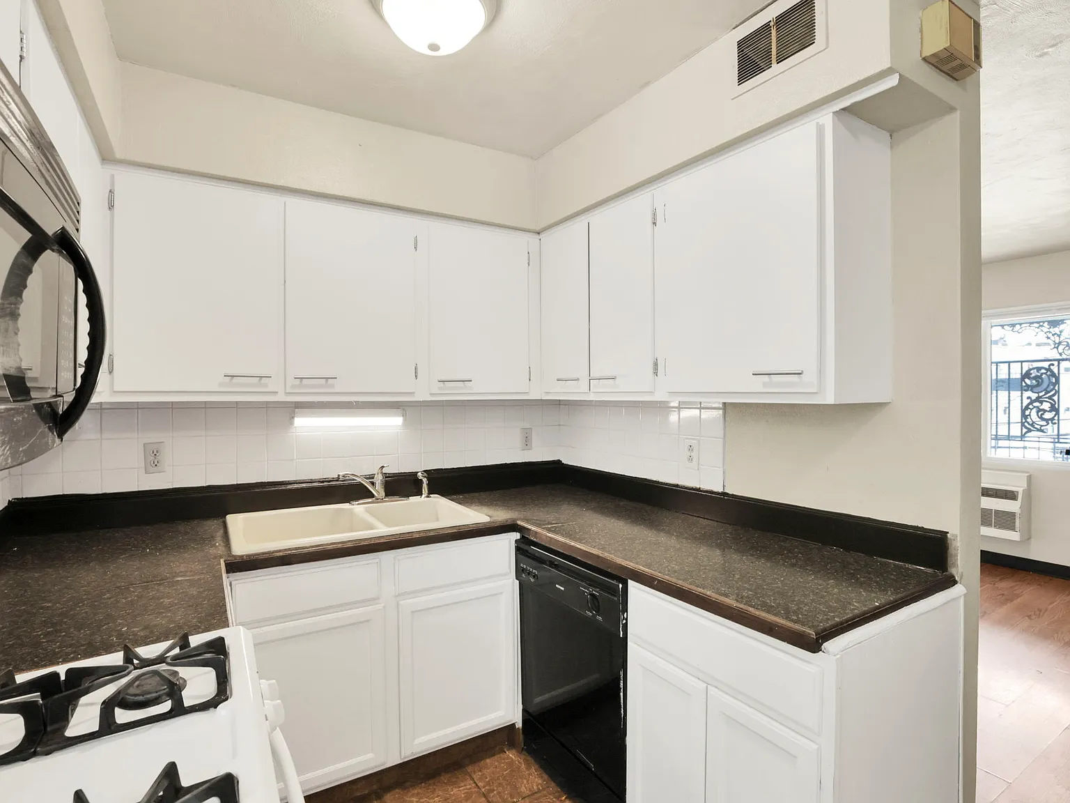 2 bed, 900 sqft, $1,300 — Photo 3