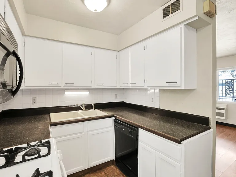 27 W 8th Ave #A — Photo 3