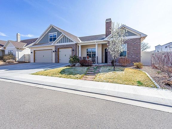 3rd image of 812 Apple Glen Dr