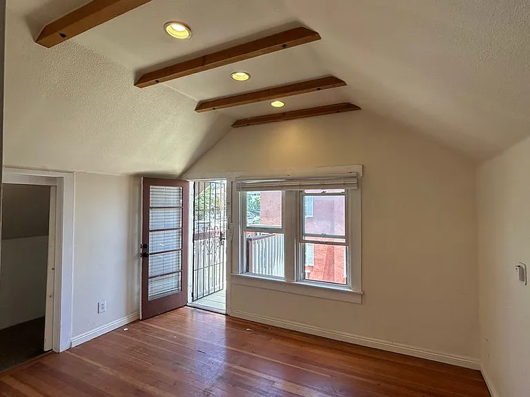 Upstairs one bedroom available now on Emerald between Cass and Bayard — Photo 8