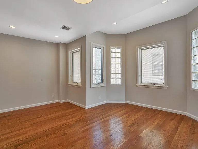 531 Court St — Photo 13