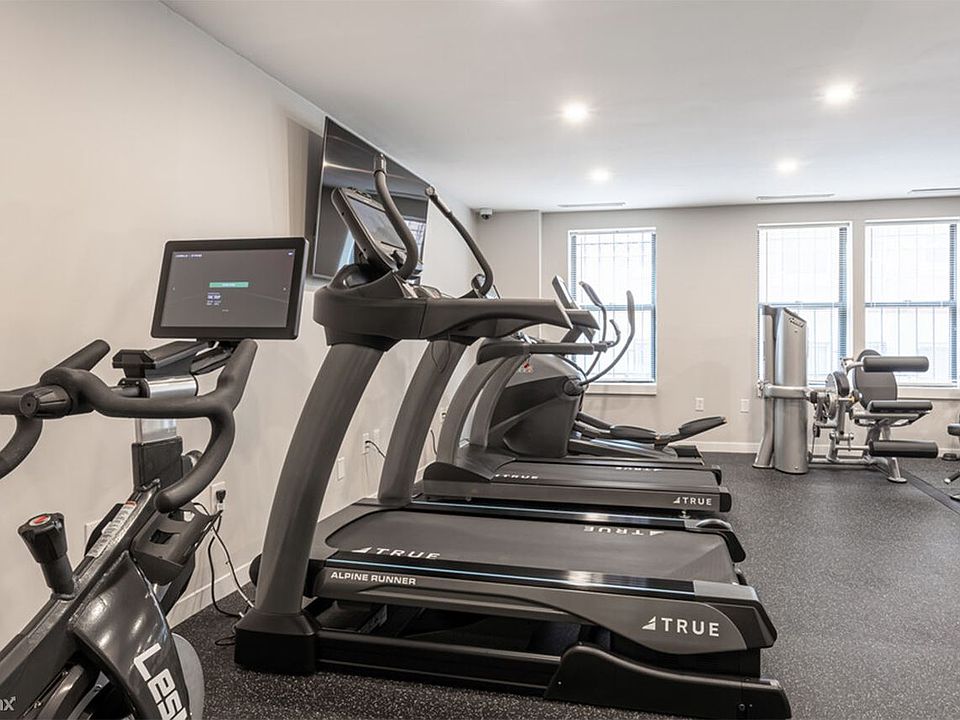 100J-Gym2-aspect-ratio-1288-858
