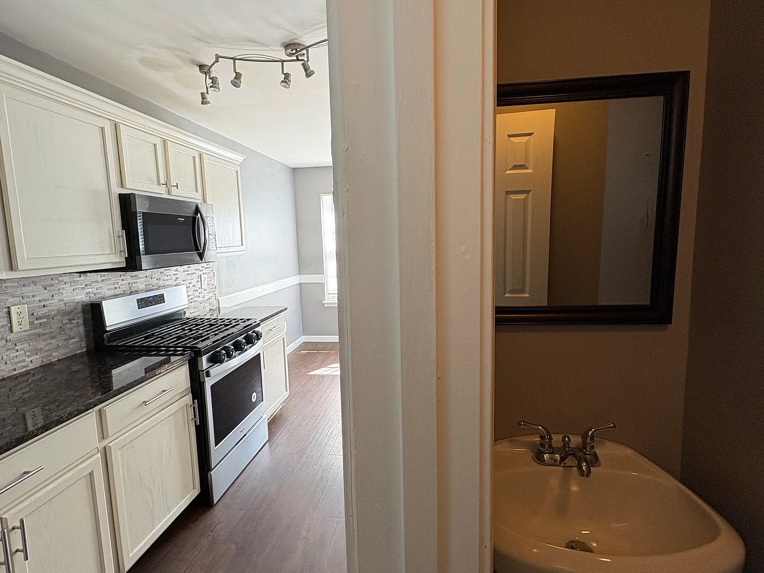 3 bed, 2.5 bath, 1360 sqft, $2,200 — Photo 4