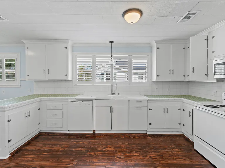 1812 E Avery St — Photo 8