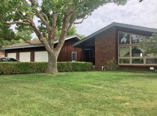 1702 E Crestway Dr, Garden City, KS 67846