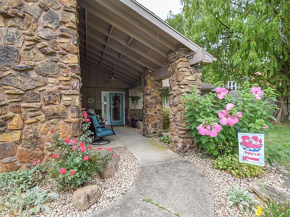 3rd image of 8305 N Tahoe Dr