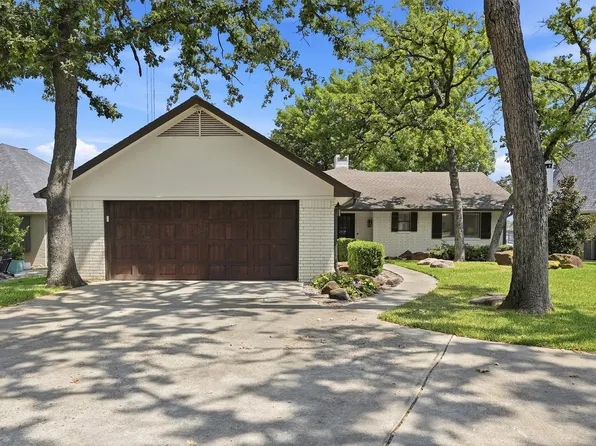 1011 Kiowa Dr W, Lake Kiowa, TX 76240