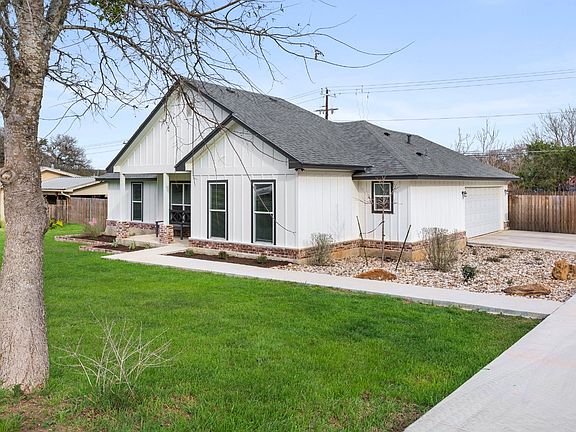 3rd image of 211 Woodcreek Dr