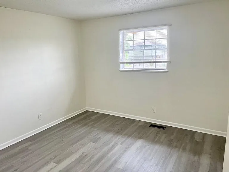 1800 Sanford Dr #4 — Photo 1