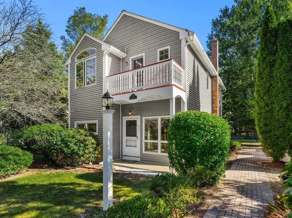 233 Lake Shore Dr, Wayland, MA 01778