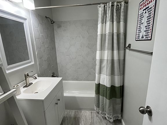5th image of 1115 NW Ozmun Ave #1