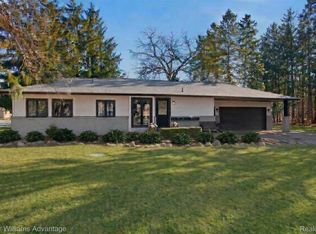 1210 Craven Dr, Highland, MI 48356