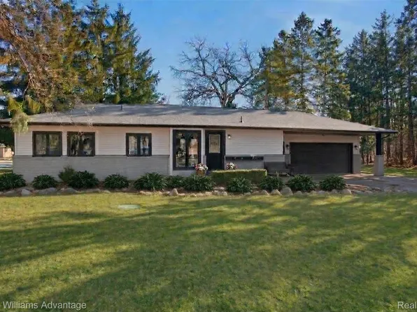 1210 Craven Dr, Highland, MI 48356