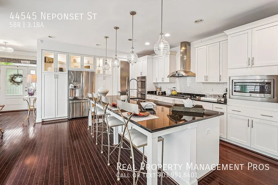 Beautifully Updated and Maintained 5 Bedroom Home For Rent In One Loudoun! — Photo 3