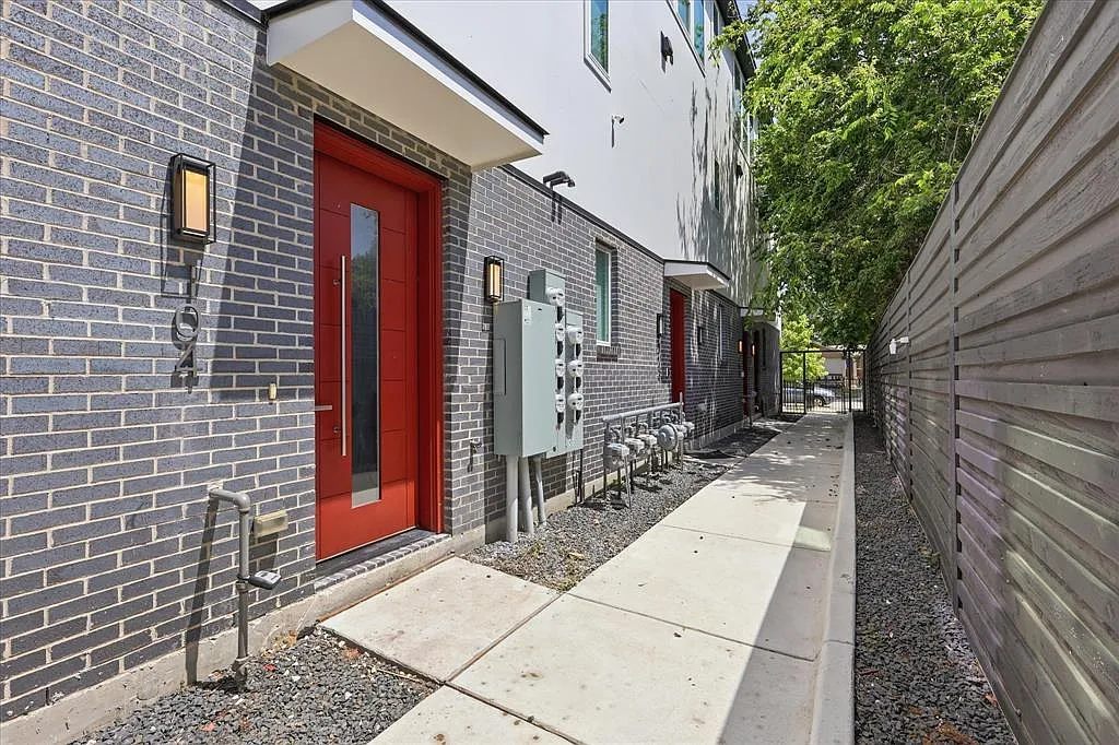 2 bed, 2.5 bath, 1674 sqft, $3,100 — Photo 4
