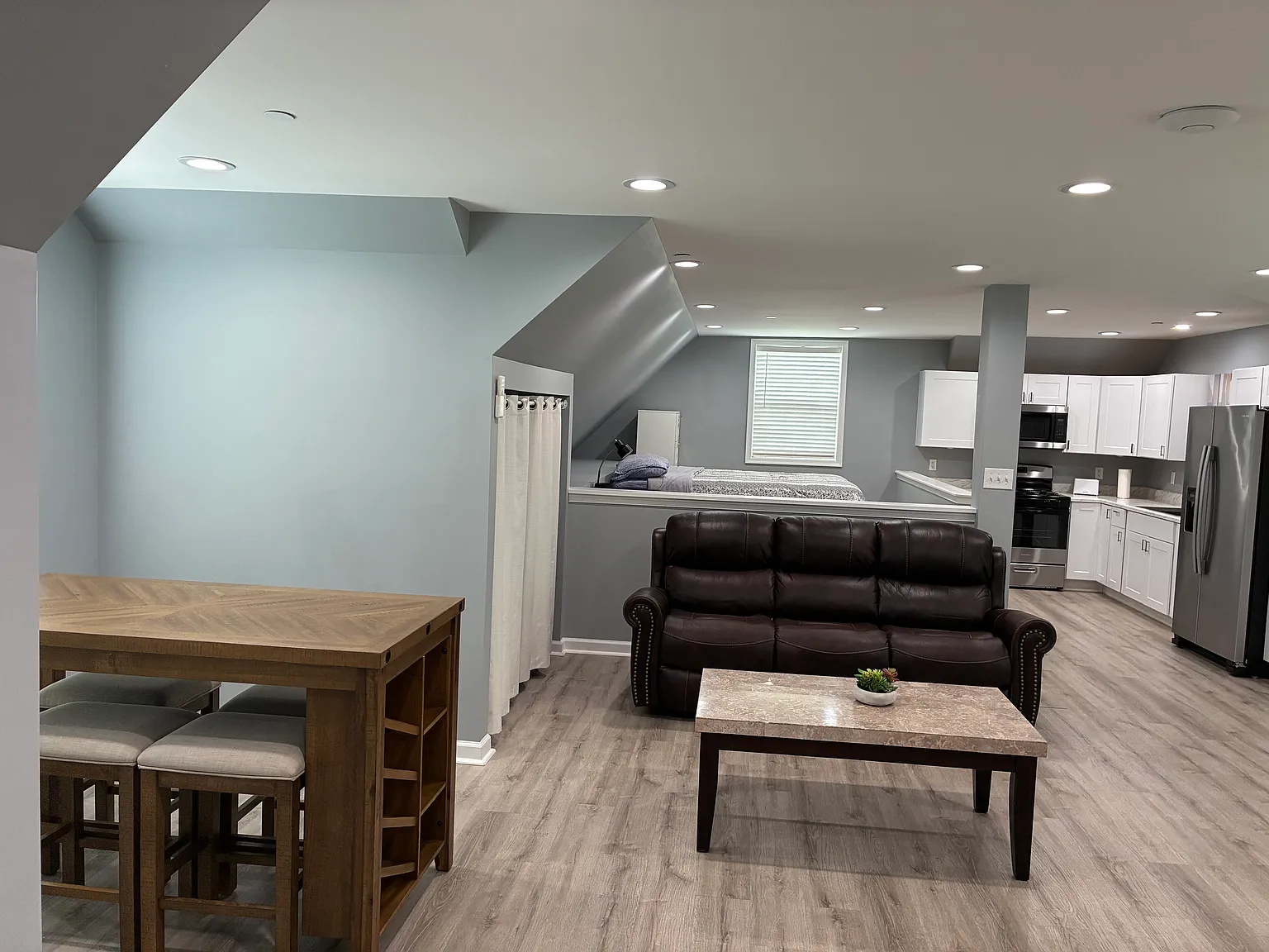 Studio, 864 sqft, $2,500 — Photo 2
