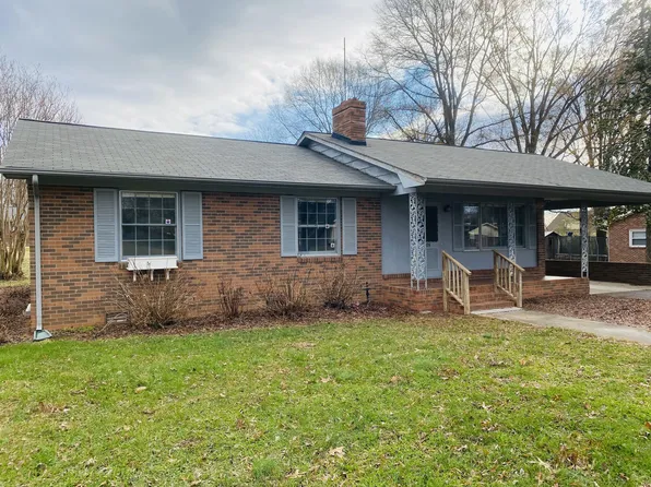 108 Wilson St, Yadkinville, NC 27055