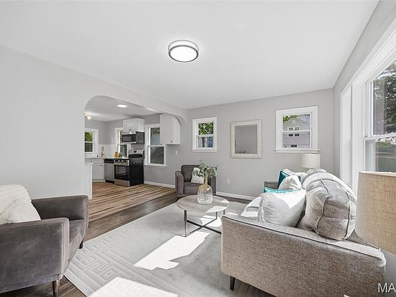 3rd image of 609 Clover Ln