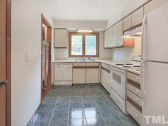 5th image of 120 Essex Dr
