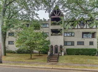 110 Green Bay Rd APT 101, Glencoe, IL 60022