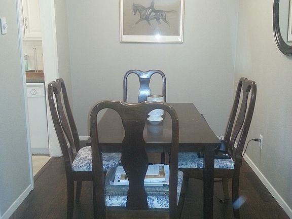 Dining area w/ hardwd flrs