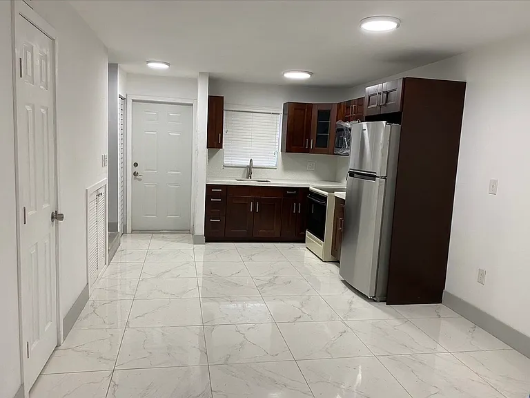 11 SW 109th Ave #C4 — Photo 2