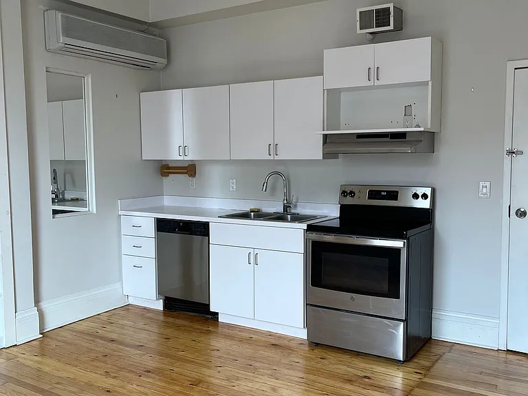 2854 Dundas St W — Photo 1