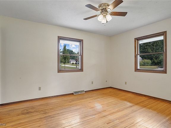 5th image of 318 Smith Dr