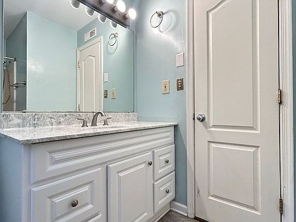 5th image of 604 Cambria Ct
