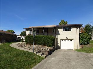 Janet Dr, Irwin, PA 15642
