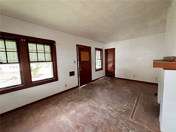 4th image of 230 E Fairview Ave