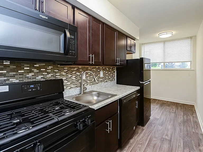 Briarwood Apartments and Townhomes — Photo 3