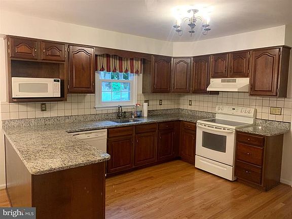 4th image of 18 Hidden Valley Dr