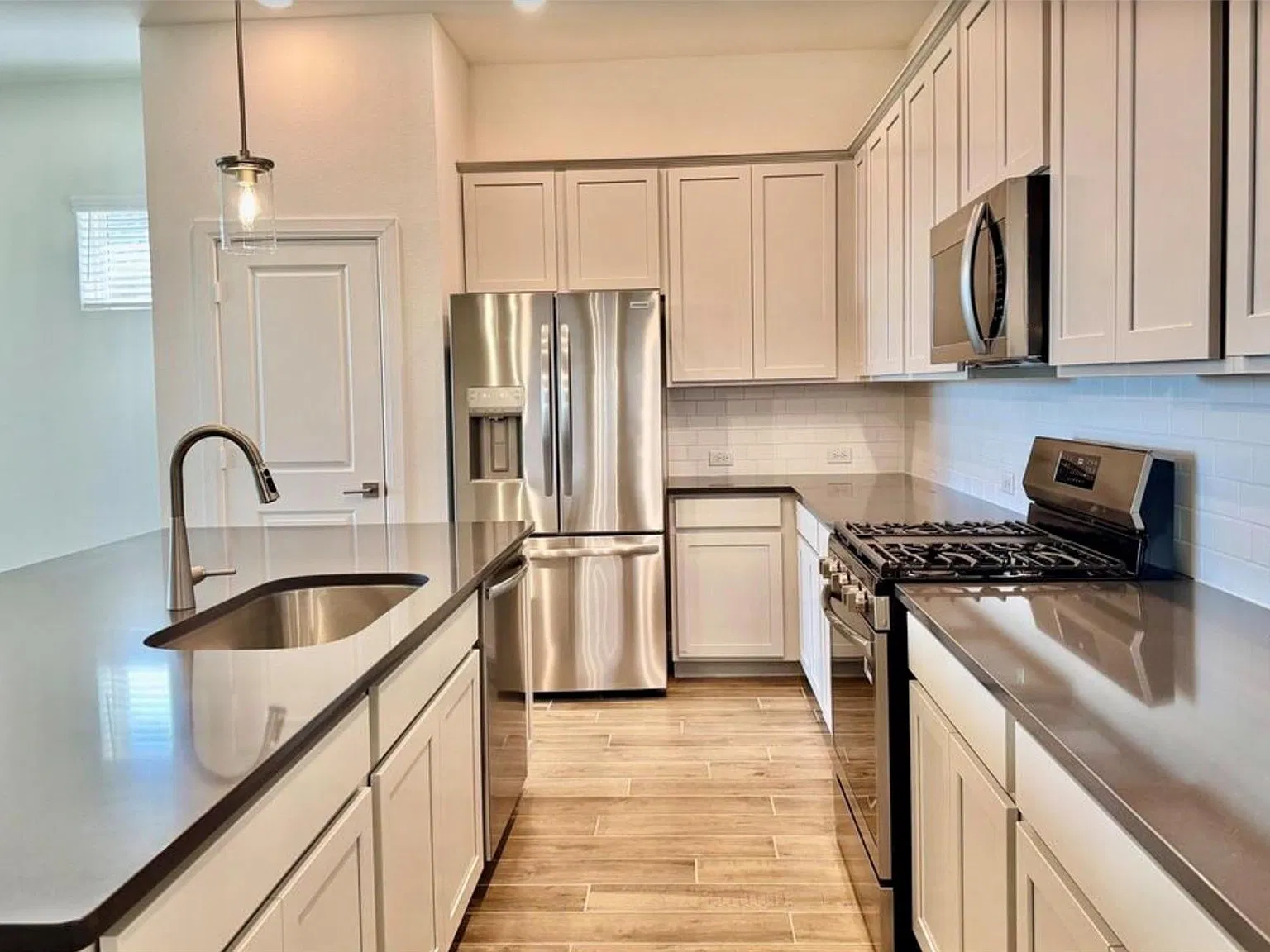 3 bed, 2.0 bath, 2110 sqft, $2,700 — Photo 3