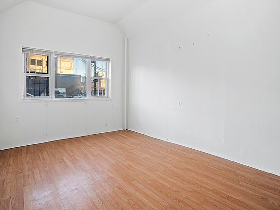 4th image of 45-42 Vernon Blvd #1L