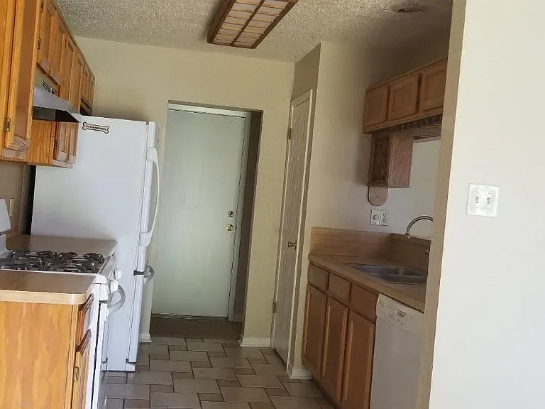 2822 Chimneystone Cir — Photo 16