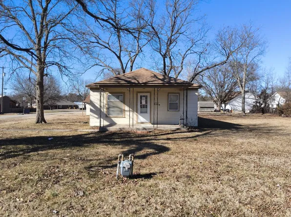 301 N Vine St, Caney, KS 67333