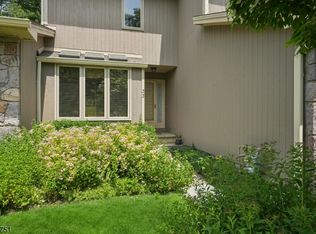 33 Roberts Cir, Basking Ridge, NJ 07920