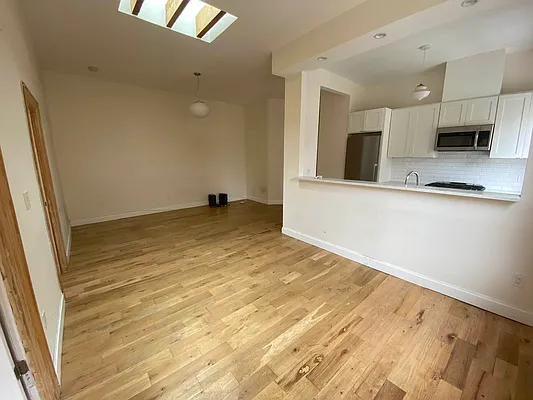 Rented by Premier Metro Realty Corp | media 2