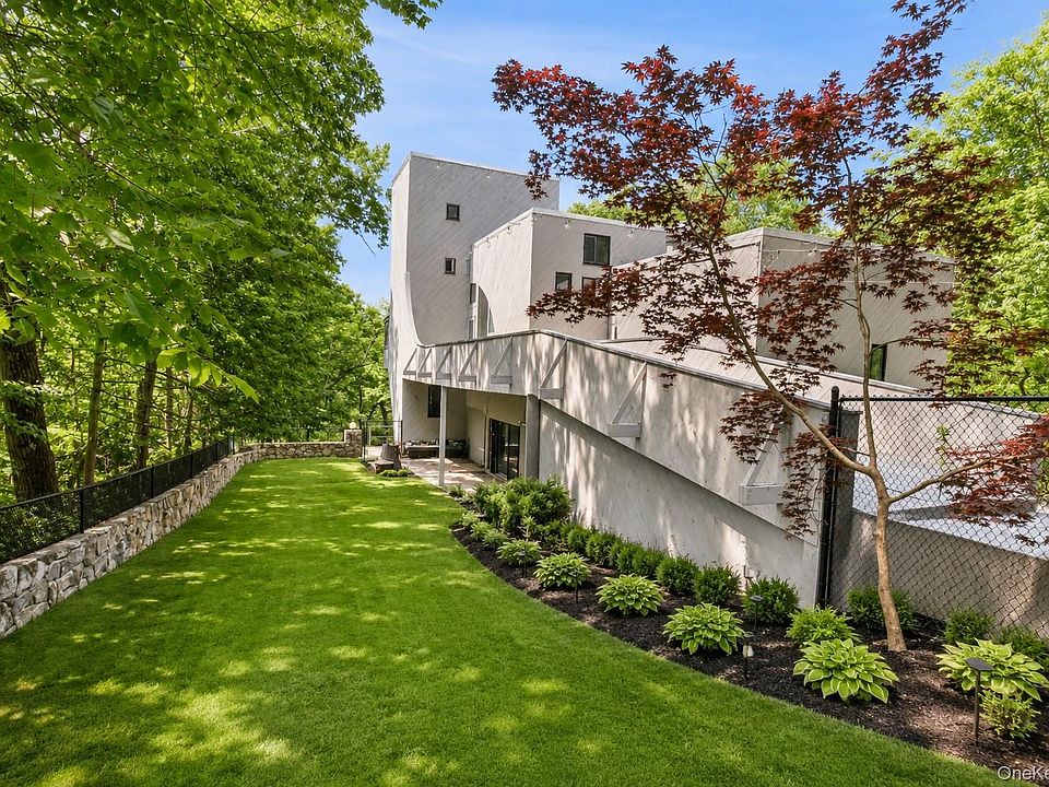 1st image of 8 Cliff Court