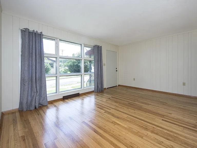 239 Crestmont Ave — Photo 5