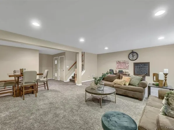 1 Cornwall Ln, Middletown, NY 10940