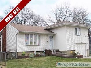999 N Summit Dr, Massapequa, NY 11758