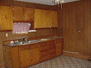 3rd image of 520 Brewster St