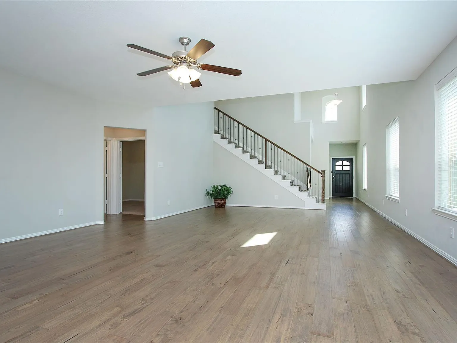 4 bed, 2.5 bath, 2624 sqft, $2,895 — Photo 4